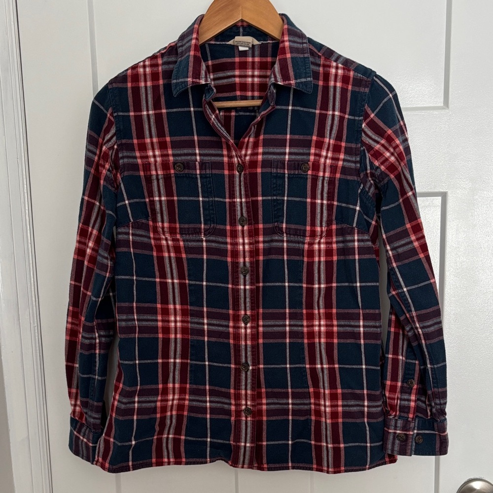 Duluth Trading Co Navy and Red Plaid Button-Down Shirt